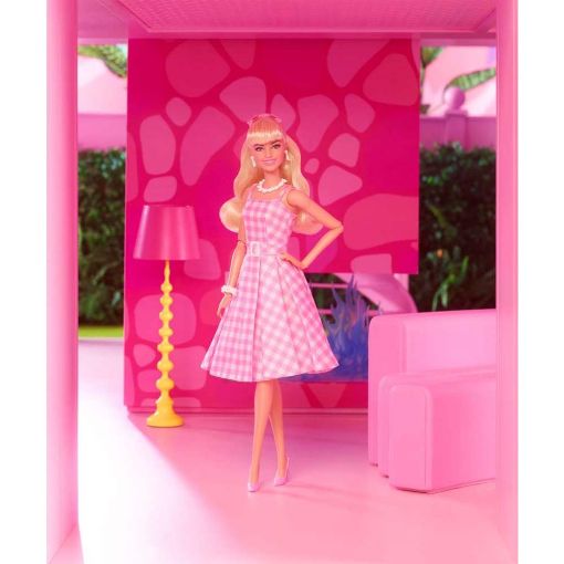 Εικόνα της Barbie - The Movie Margot Robbie με Ροζ Καρό Φόρεμα HPJ96