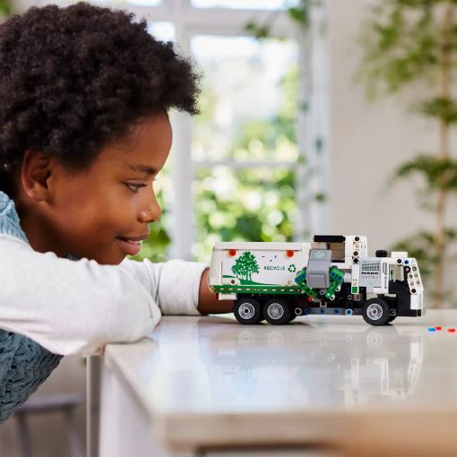 Εικόνα της LEGO Technic: Mack Lr Electric Garbage Truck 42167