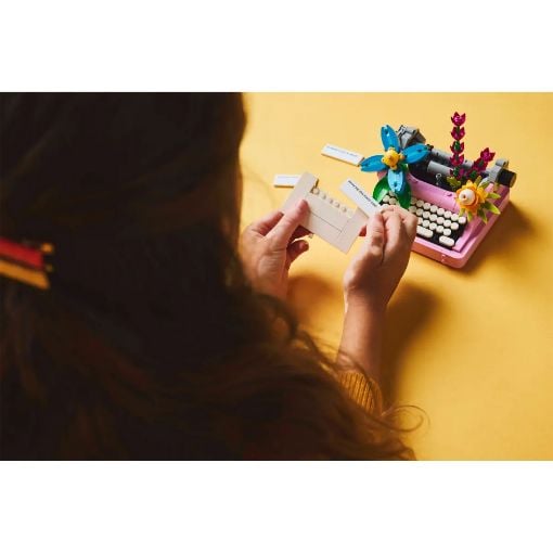 Εικόνα της LEGO Creator: 3 in 1 Typewriter with Flowers 31169