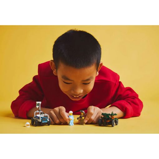 Εικόνα της LEGO City: Airplane vs. Hospital Bed Race Car Pack 60459