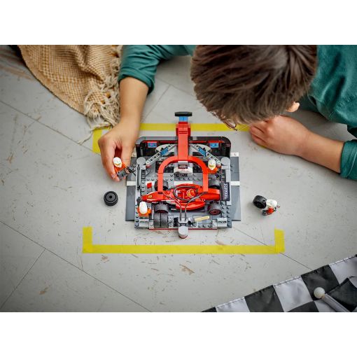 Εικόνα της LEGO City: F1 Pit Stop & Pit Crew with Ferrari Car 60443