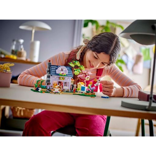 Εικόνα της LEGO Friends: Beekeepers' House and Flower Garden 42669