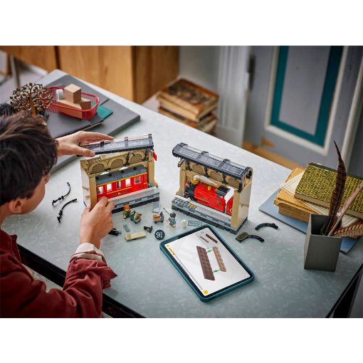 Εικόνα της LEGO Harry Potter: Book Nook: Hogwarts Express 76450
