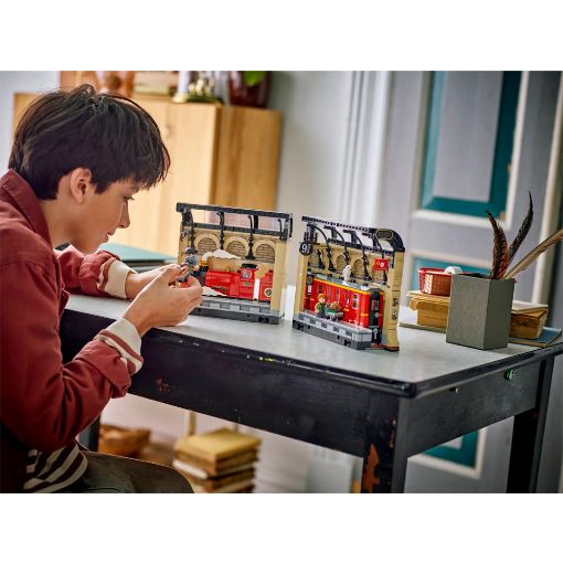 Εικόνα της LEGO Harry Potter: Book Nook: Hogwarts Express 76450