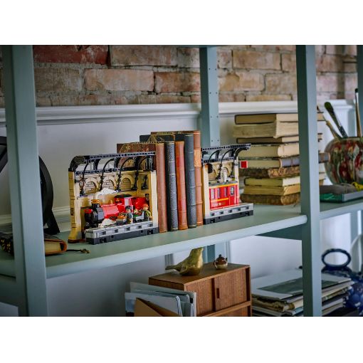 Εικόνα της LEGO Harry Potter: Book Nook: Hogwarts Express 76450