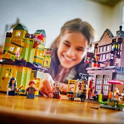 Εικόνα της LEGO Harry Potter: Quality Quidditch Supplies & Ice Cream Parlour 76452